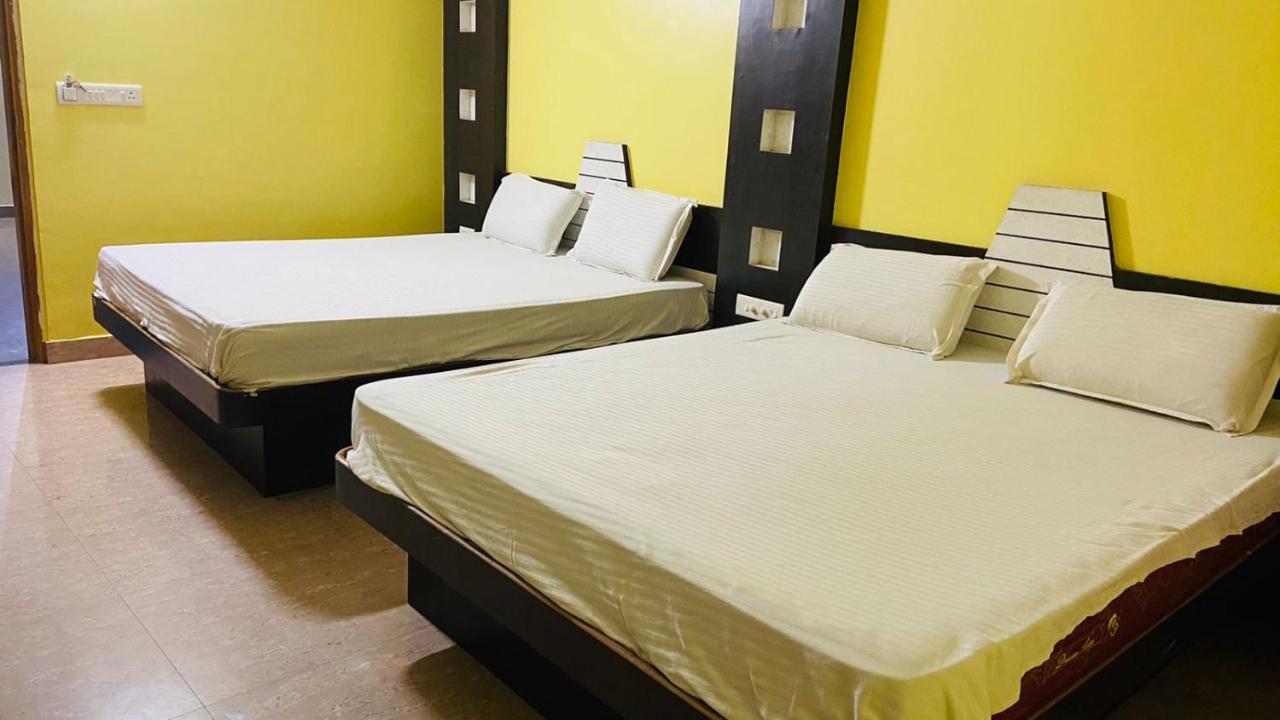 Hotel M J Residency Puri Esterno foto