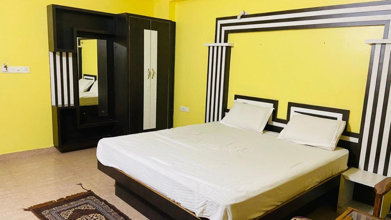 Hotel M J Residency Puri Esterno foto