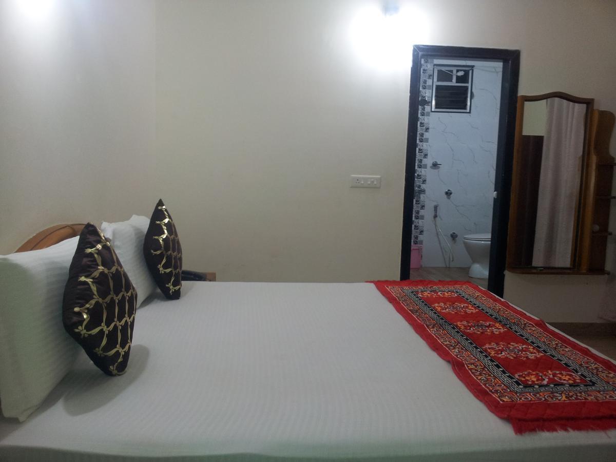 Hotel M J Residency Puri Esterno foto