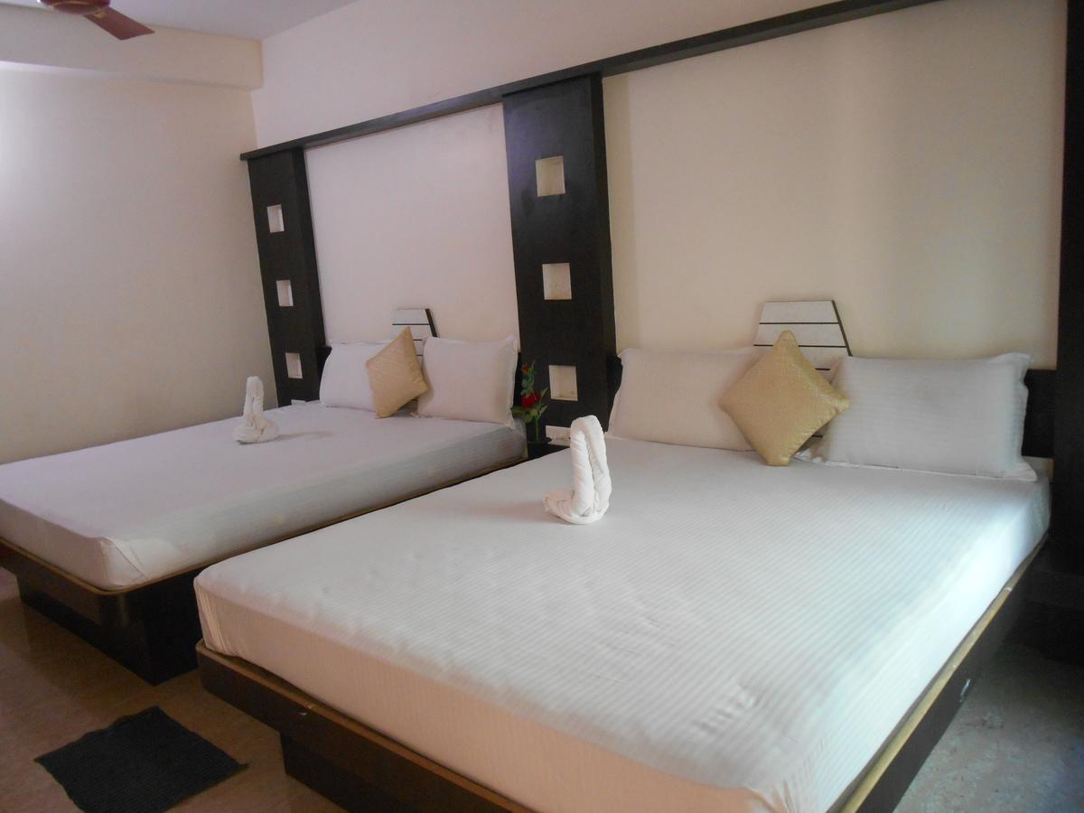 Hotel M J Residency Puri Esterno foto