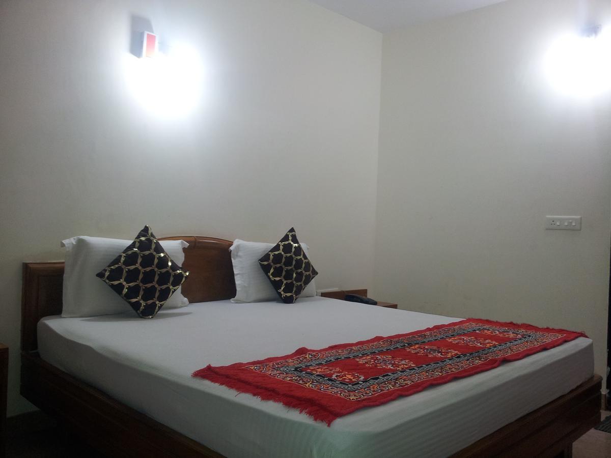 Hotel M J Residency Puri Esterno foto
