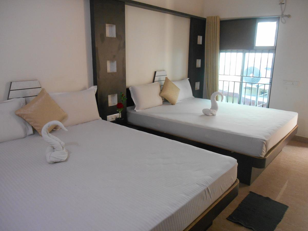 Hotel M J Residency Puri Esterno foto