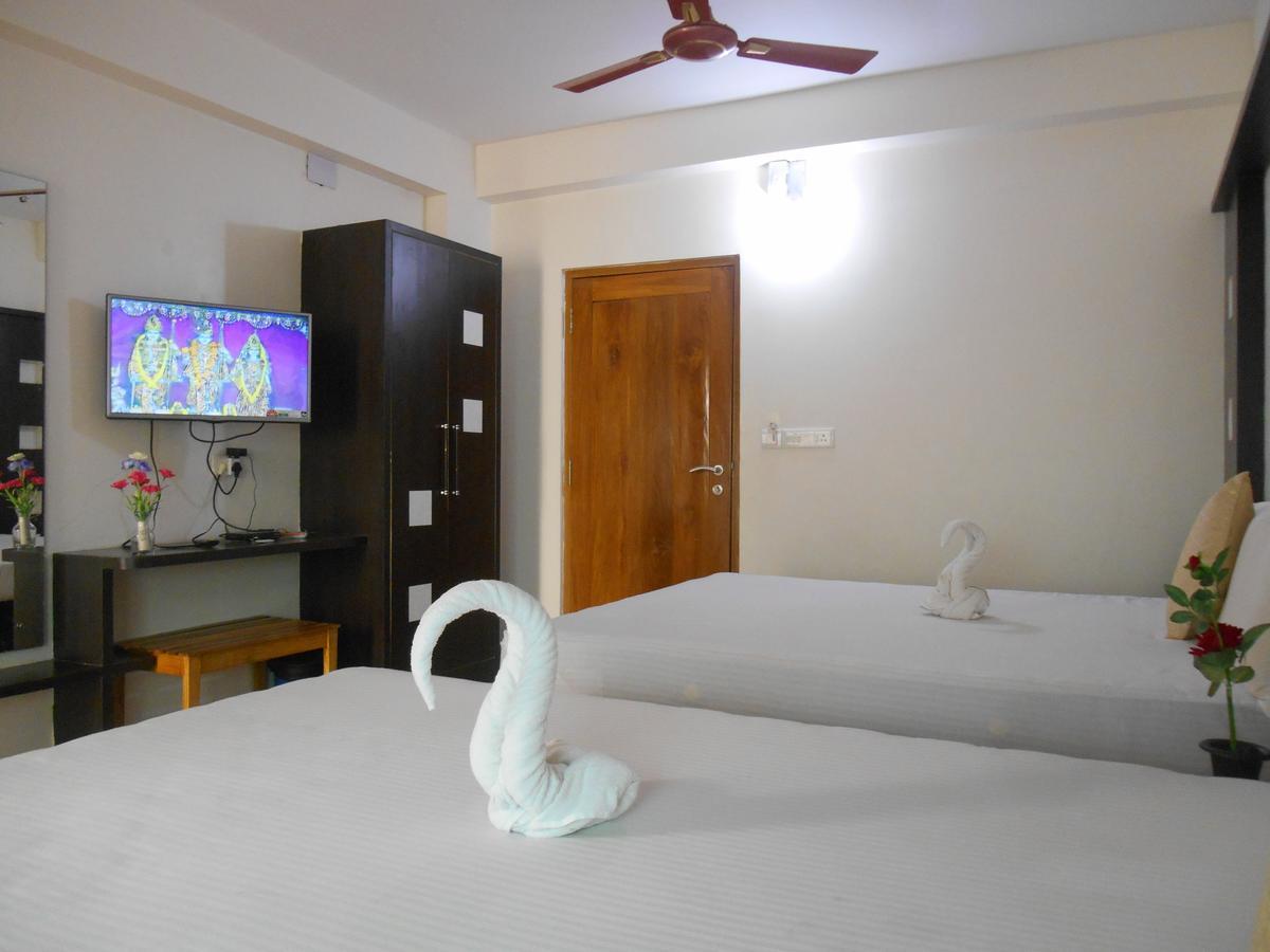 Hotel M J Residency Puri Esterno foto