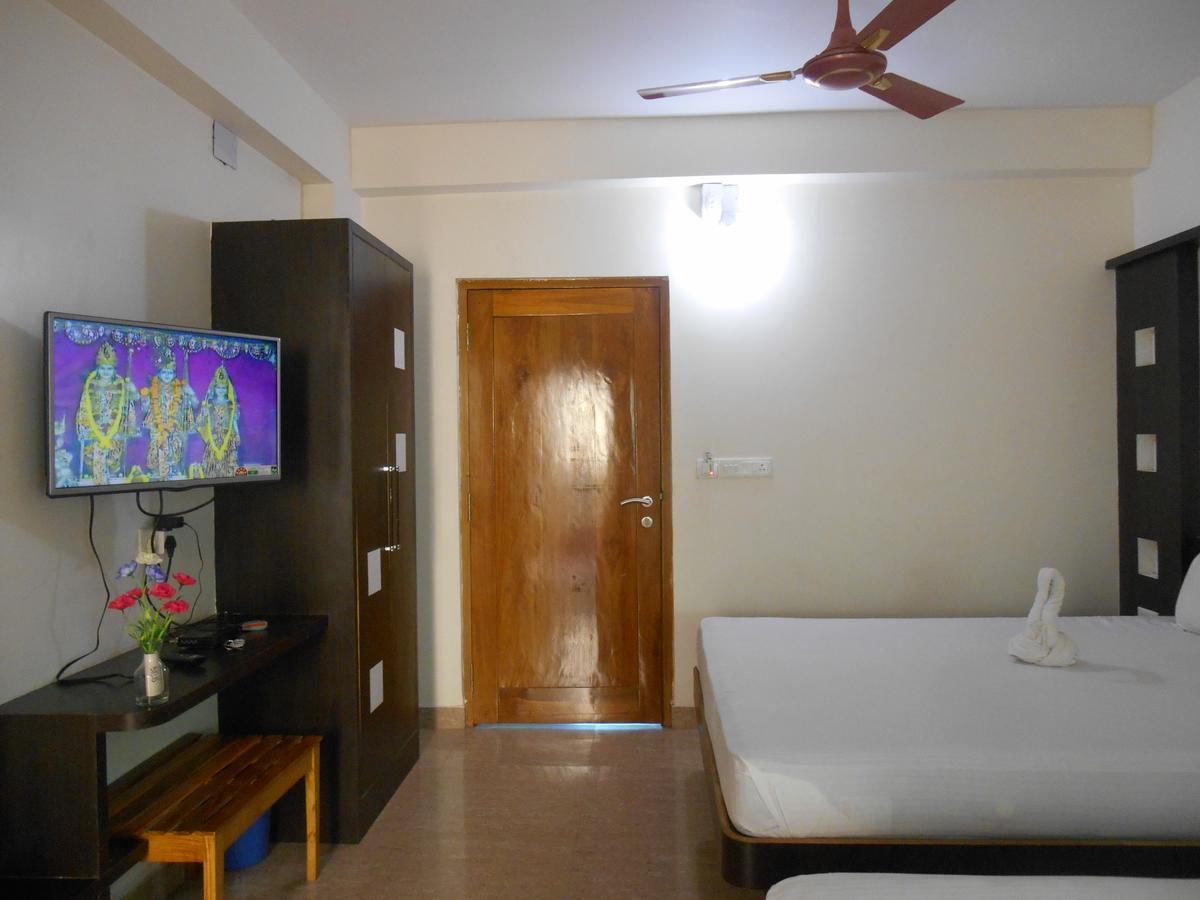 Hotel M J Residency Puri Esterno foto